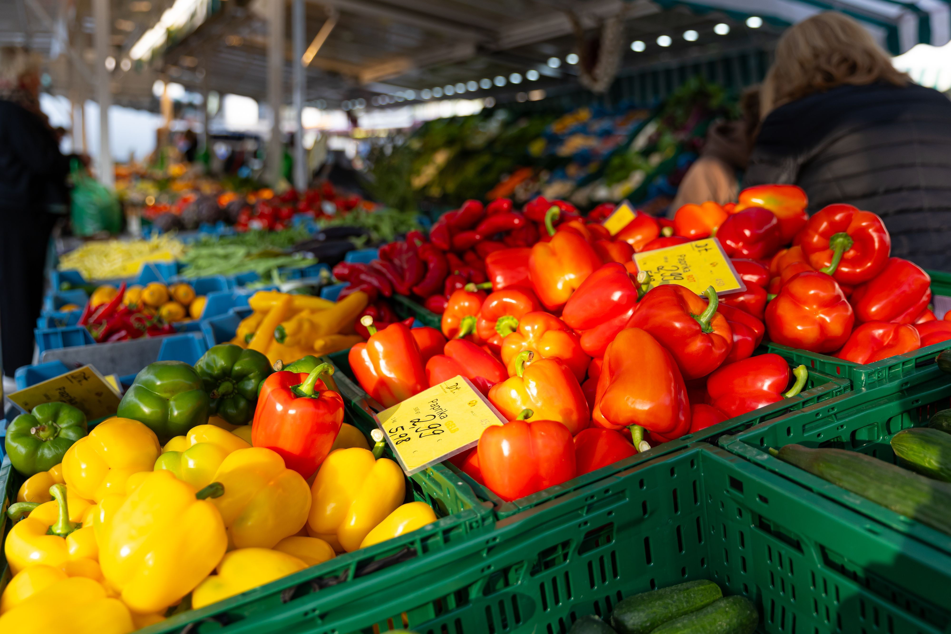 Bunte Paprika auf einem Markt.