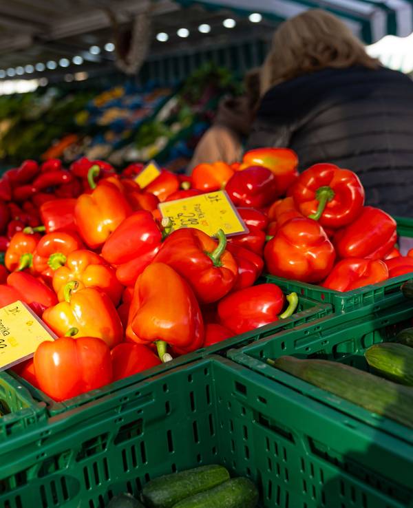 Bunte Paprika auf einem Markt.