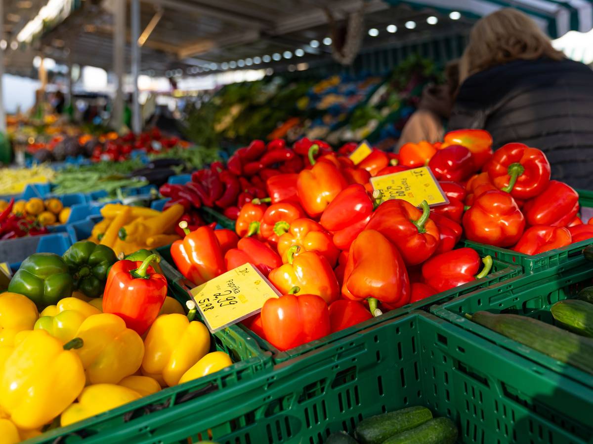 Bunte Paprika auf einem Markt.