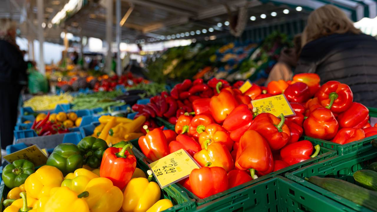 Bunte Paprika auf einem Markt.