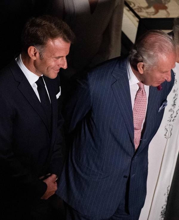 Emmanuel Macron, König Charles III. und Königin Camilla betrachten bei einer Vorbesichtigung im British Museum Teile des historischen Teppichs von Bayeux.