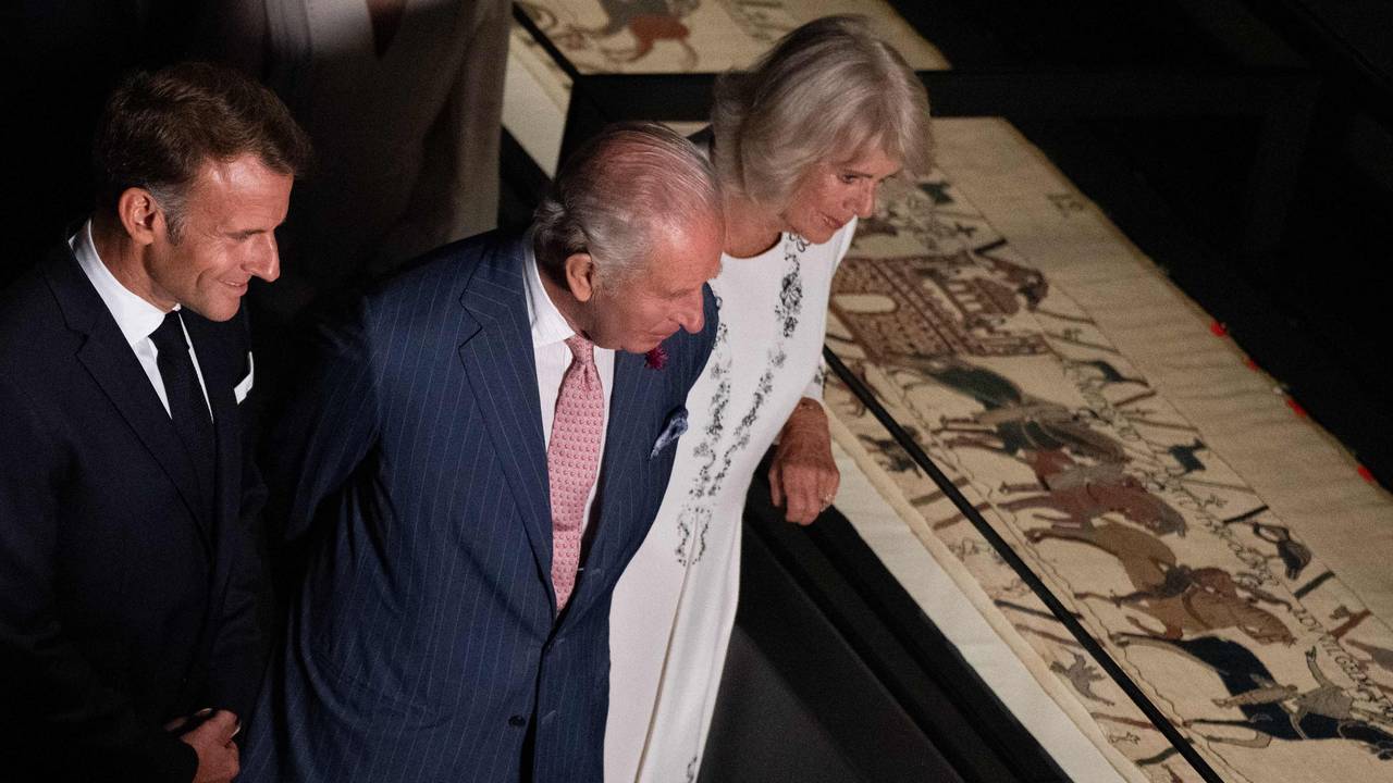 Emmanuel Macron, König Charles III. und Königin Camilla betrachten bei einer Vorbesichtigung im British Museum Teile des historischen Teppichs von Bayeux.