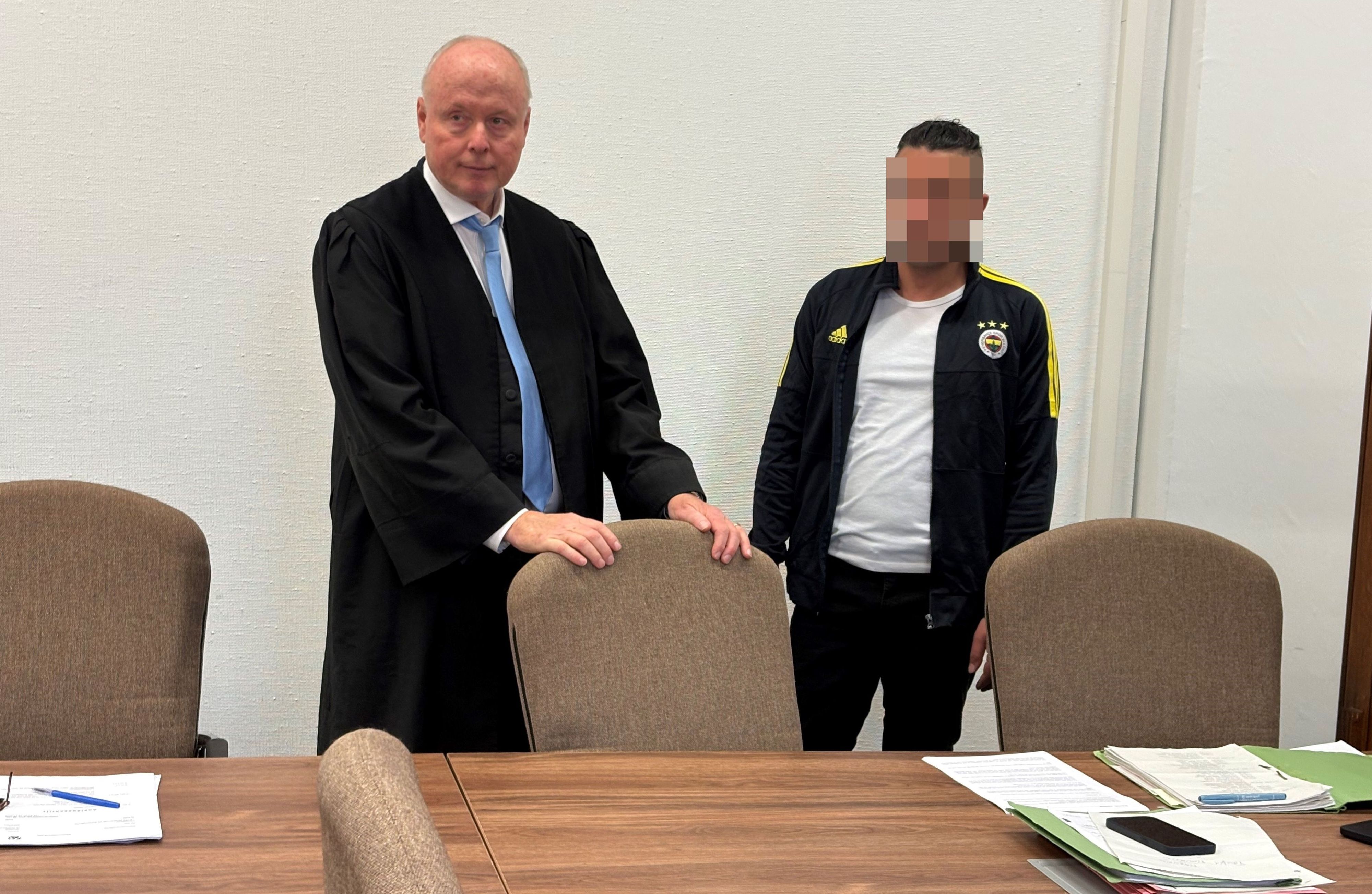 Der Angeklagte mit Verteidiger Mario Geuenich beim Prozessauftakt im Kölner Landgericht