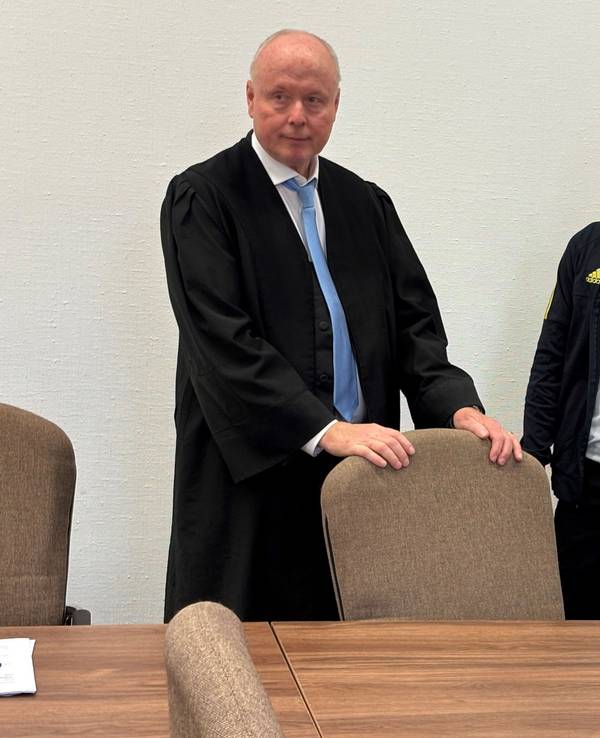 Der Angeklagte mit seinem Verteidiger Mario Geuenich beim ersten Prozess im Kölner Landgericht