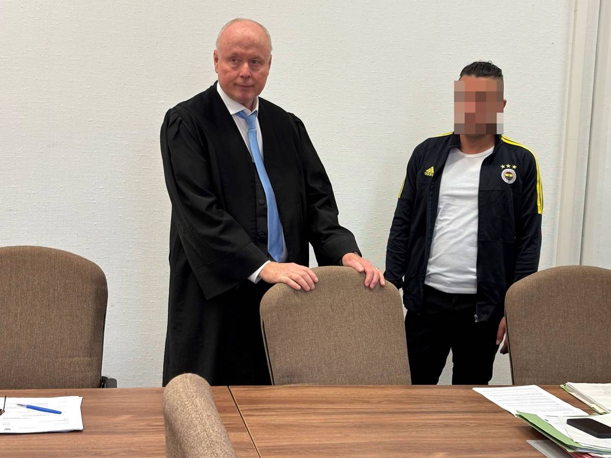 Der Angeklagte mit Verteidiger Mario Geuenich beim Prozessauftakt im Kölner Landgericht