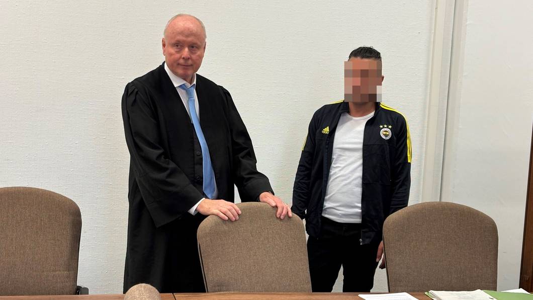 Der Angeklagte mit seinem Verteidiger Mario Geuenich beim ersten Prozess im Kölner Landgericht
