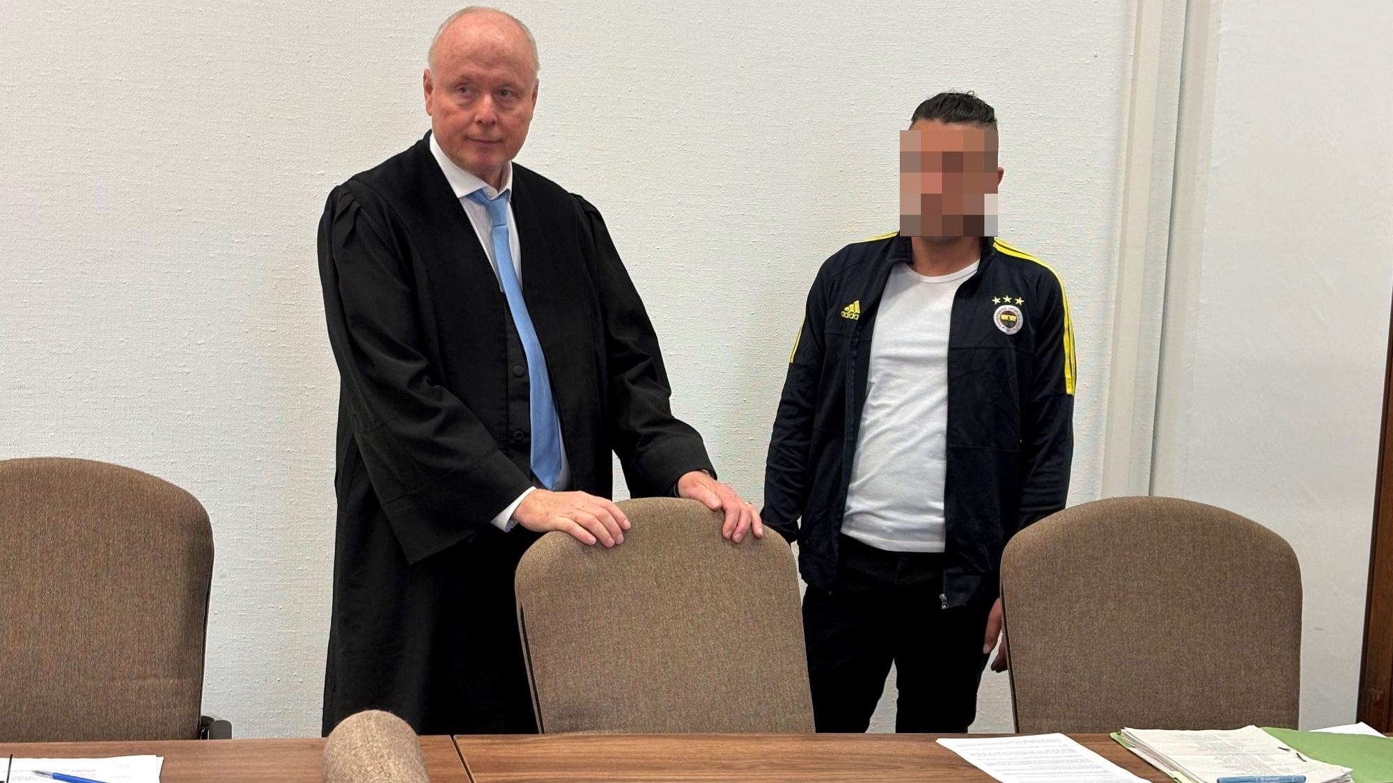 Der Angeklagte mit Verteidiger Mario Geuenich beim Prozessauftakt im Kölner Landgericht