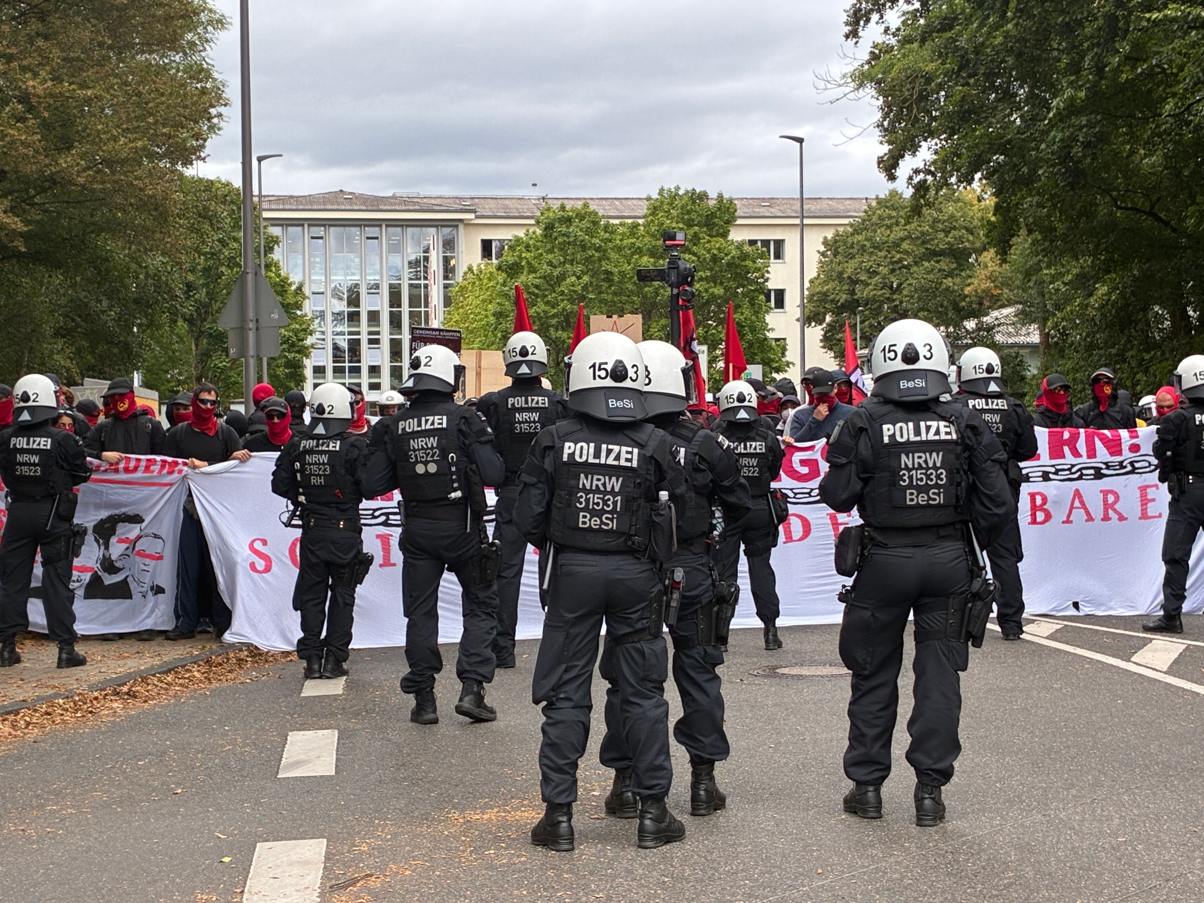 Mehrere Hundert Menschen demonstrieren am Donnerstag (3. September) vor der Kölner Lüttich-Kaserne.