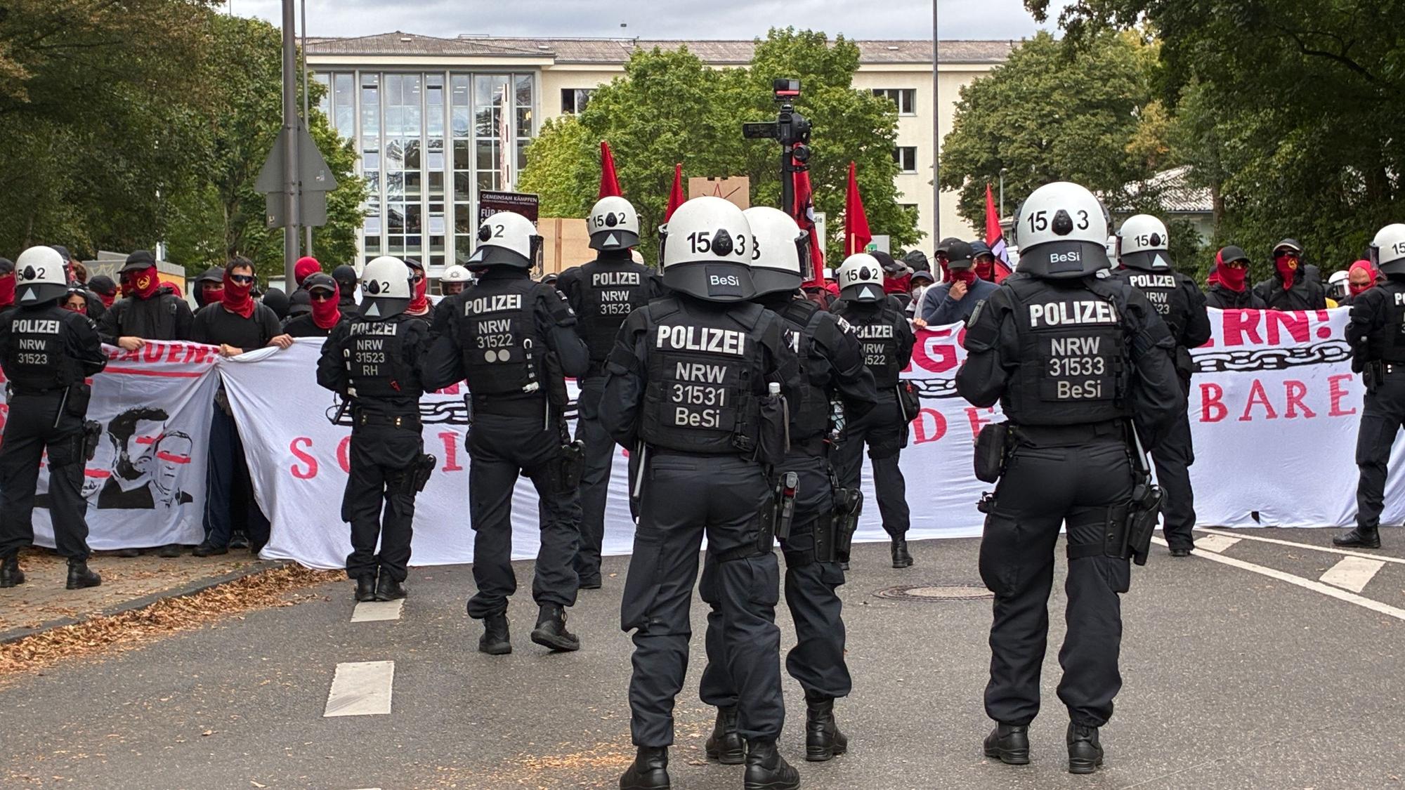 Mehrere Hundert Menschen demonstrieren am Donnerstag (3. September) vor der Kölner Lüttich-Kaserne.