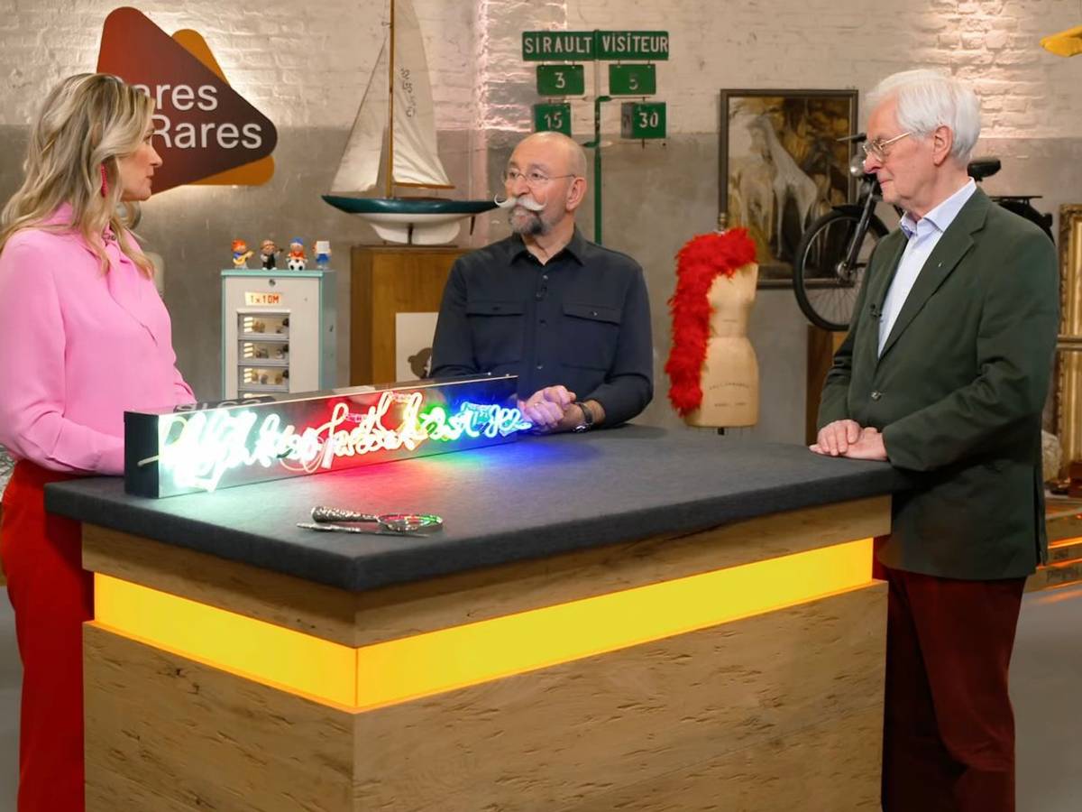 In der Donnerstagsausgabe von „Bares für Rares“ stand ein leuchtender Schriftzug der österreichischen Künstlerin Brigitte Kowanz zum Verkauf. (Bild: ZDF)
