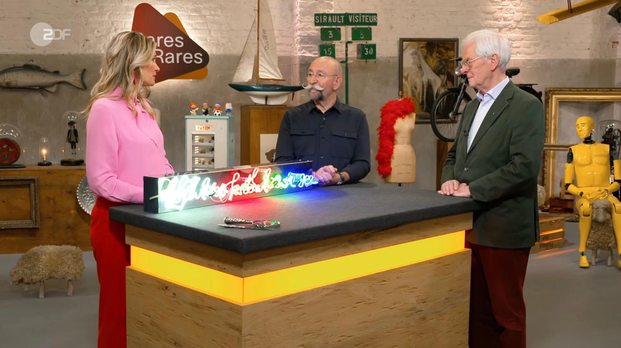 In der Donnerstagsausgabe von „Bares für Rares“ stand ein leuchtender Schriftzug der österreichischen Künstlerin Brigitte Kowanz zum Verkauf. (Bild: ZDF)