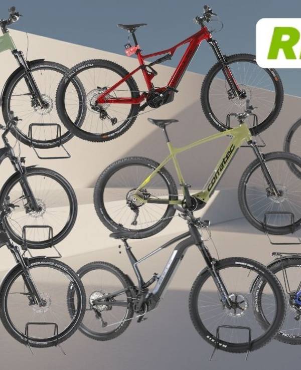 Collage mit mehreren E-Bikes in verschiedenen Farben und Bauformen vor einem geometrischen Hintergrund; oben rechts ist das Rebike-Logo zu sehen.