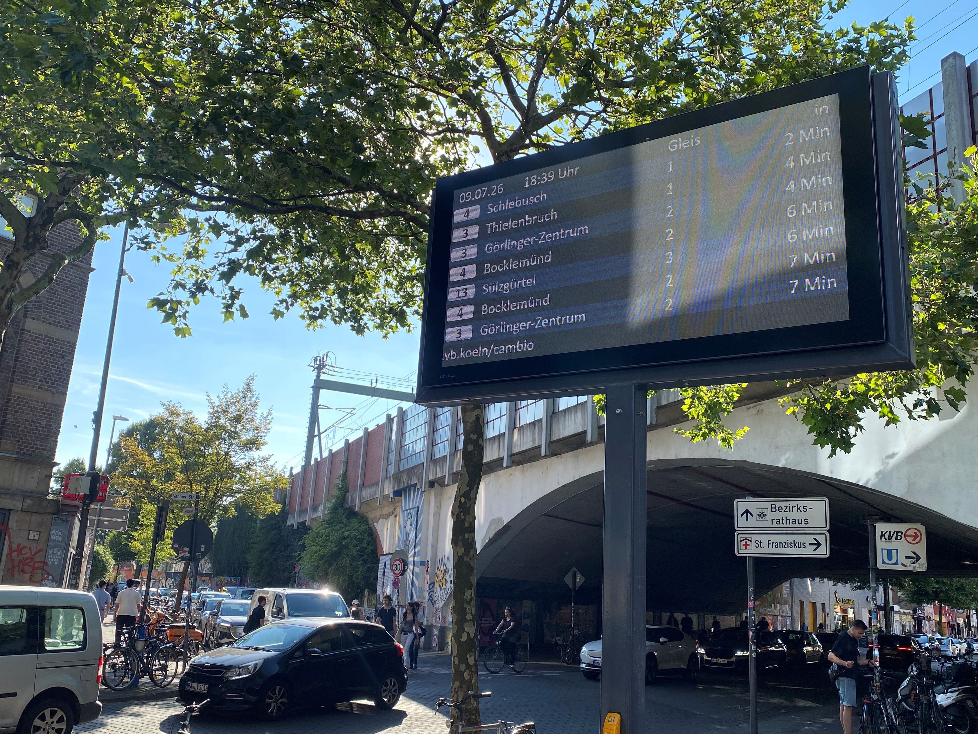Jahrelang defekt – die neue Anzeigetafel an der Venloer Straße