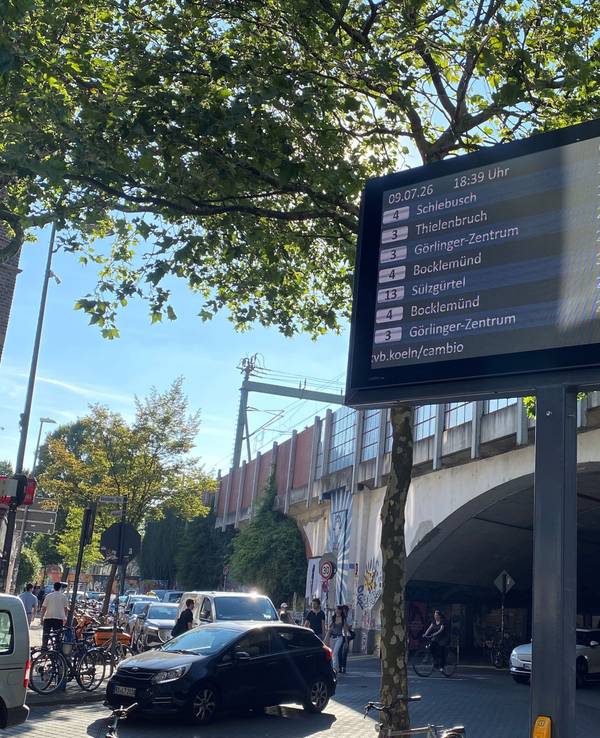 Jahrelang defekt – die neue Anzeigetafel an der Venloer Straße