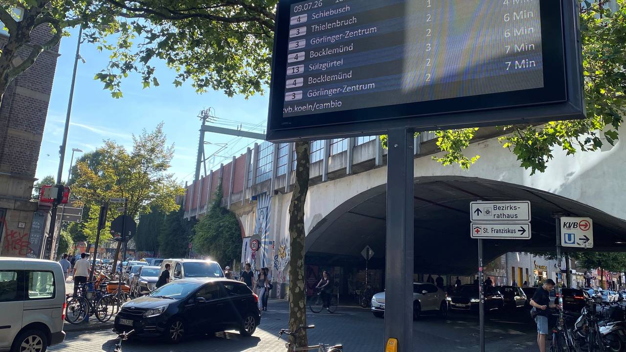Jahrelang defekt – die neue Anzeigetafel an der Venloer Straße