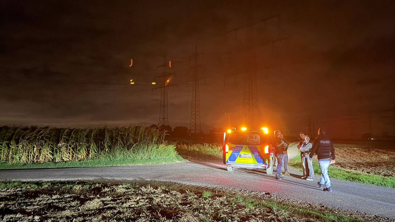 Polizisten stehen in der Nähe eines Umspannwerks.