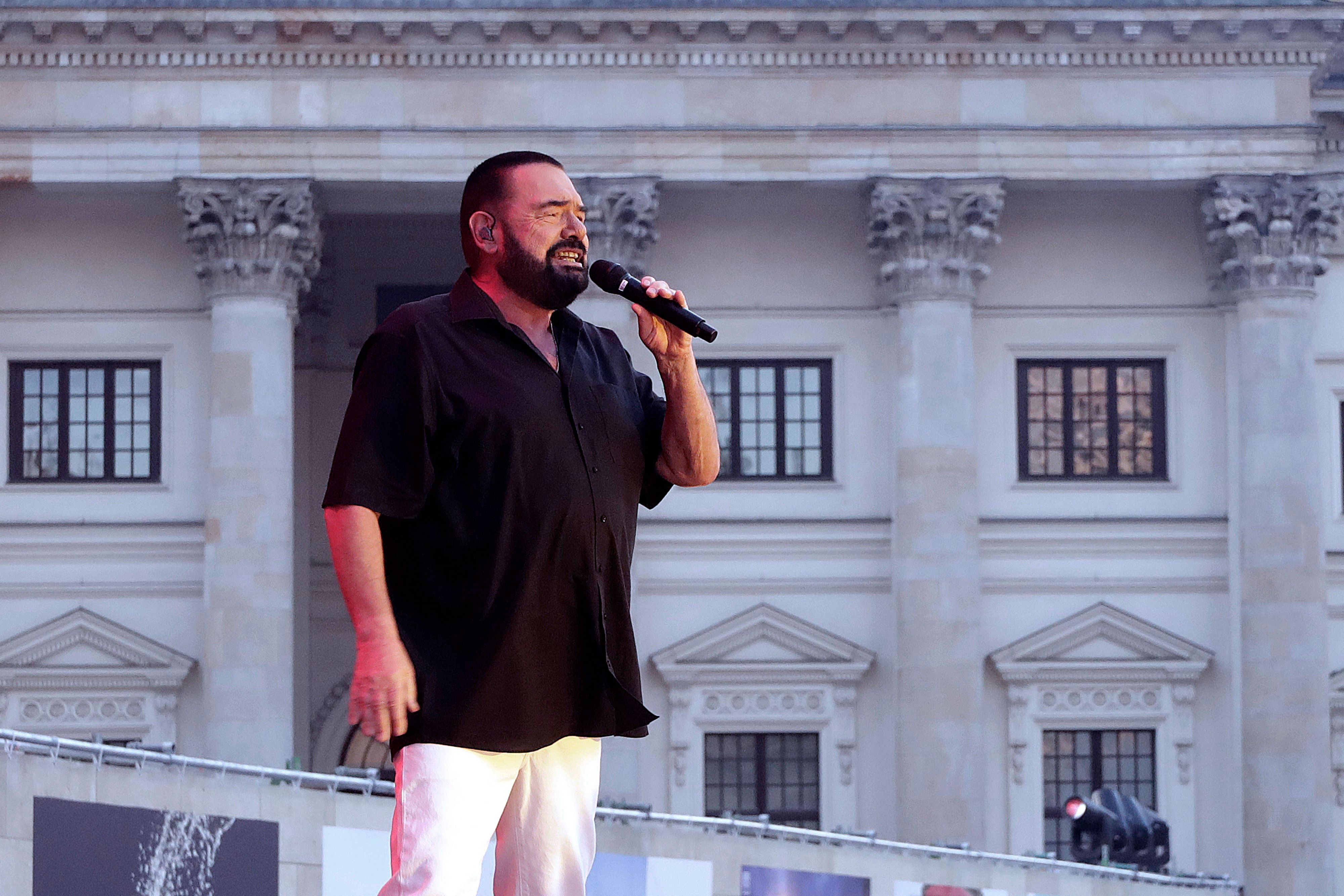 Marian Gold beim Konzert auf der Bühne.