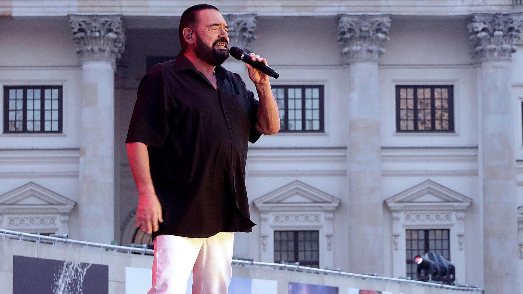 Marian Gold beim Konzert auf der Bühne.