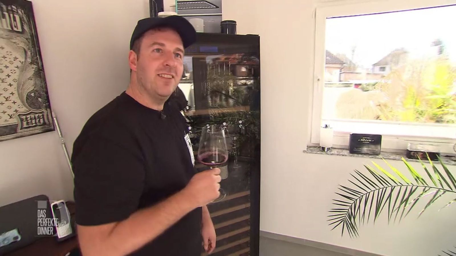 Bevor die Gäste kommen, gönnt sich Tim noch ein Glas Rotwein.
 (Bild: RTL)