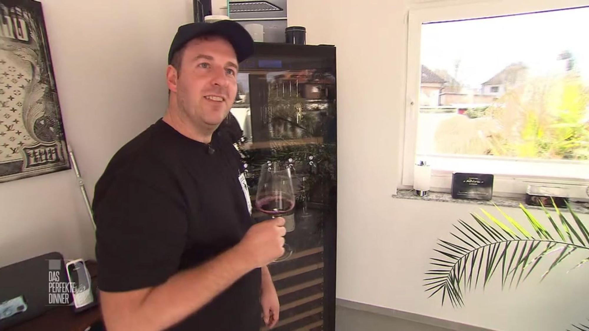 Bevor die Gäste kommen, gönnt sich Tim noch ein Glas Rotwein.
(Bild: RTL)