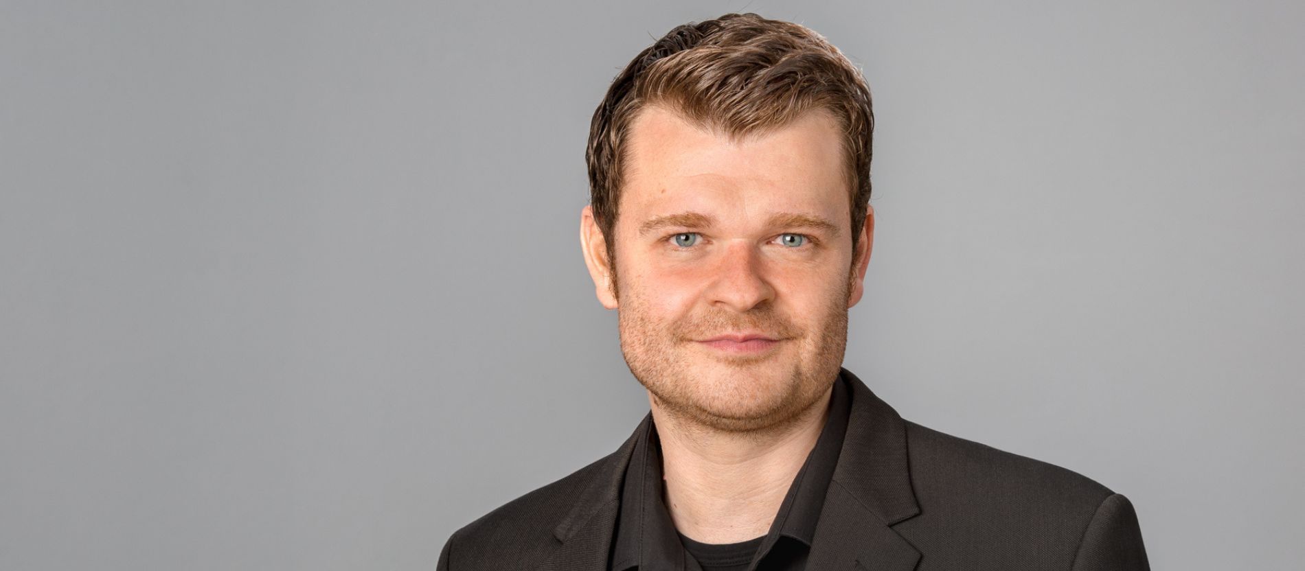 Ein junger Mann mit dunkler Jacke