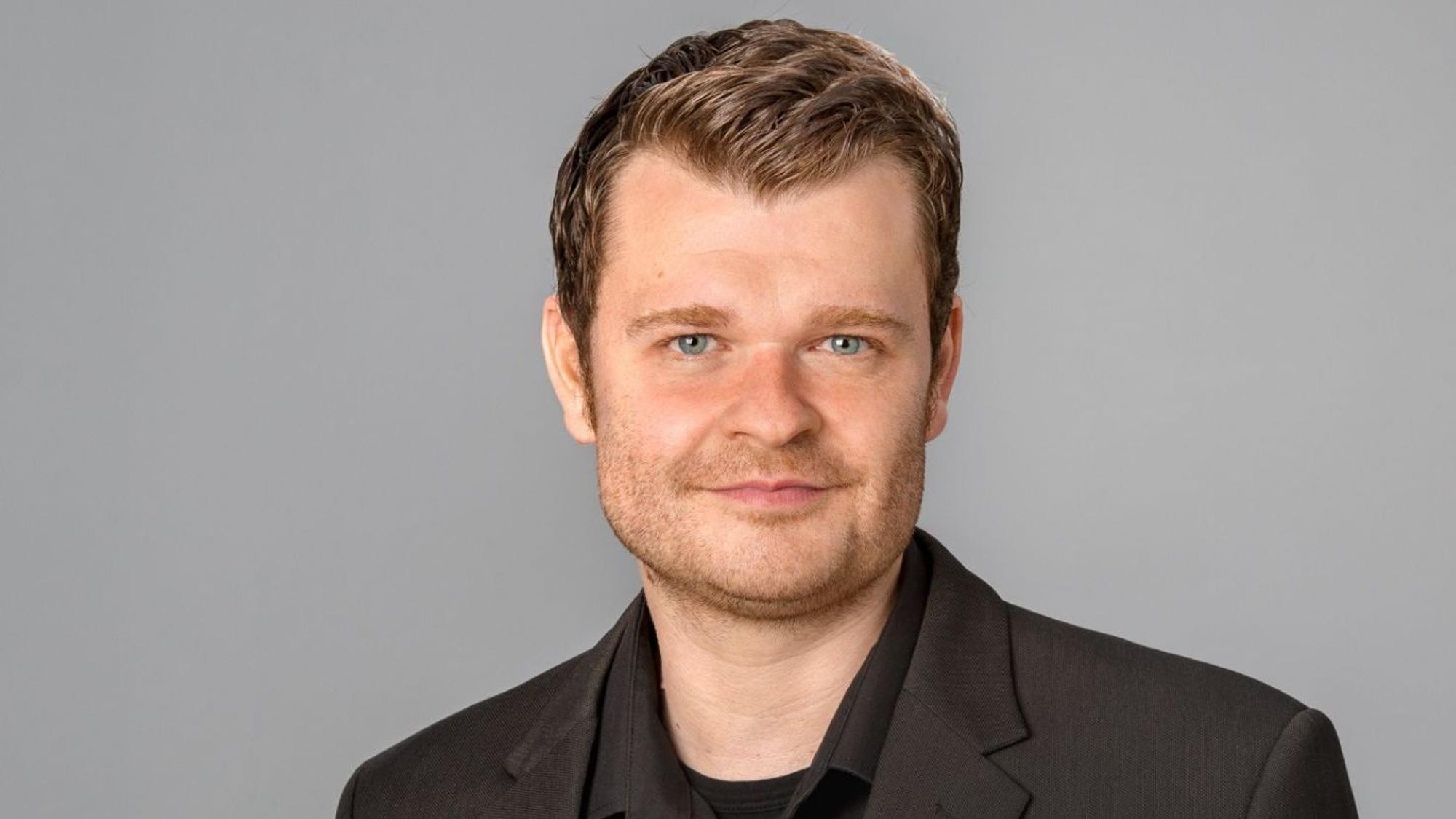 Ein junger Mann mit dunkler Jacke