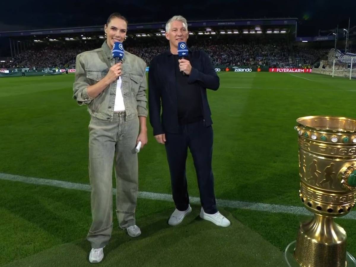 Esther Sewdlaczek und Bastian Schweinsteiger vereint an der Seitenlinie im Zeichen des DFB-Pokals. Vorher gab's ein läuferisches Missverständnis. (Bild: ARD)