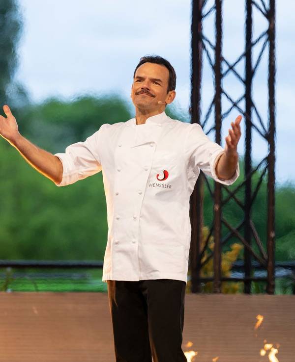 Wenn er zu „Grill den Henssler“ ruft, kommen nicht nur die Promis zum Grillen, sondern auch die Koch-Kollegen. Aber nicht jeder will sich von Steffen Henssler abkochen lassen. (Bild: RTL/Markus Hertrich)