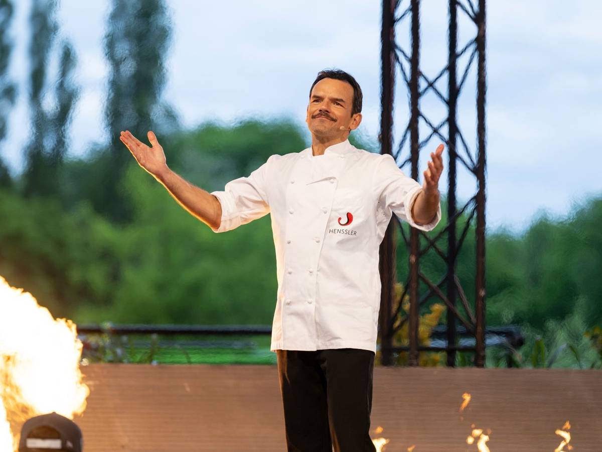 Wenn er zu „Grill den Henssler“ ruft, kommen nicht nur die Promis zum Grillen, sondern auch die Koch-Kollegen. Aber nicht jeder will sich von Steffen Henssler abkochen lassen. (Bild: RTL/Markus Hertrich)