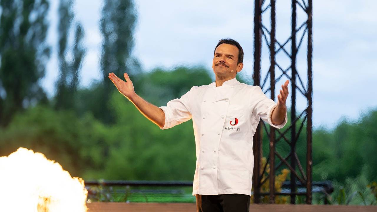 Wenn er zu „Grill den Henssler“ ruft, kommen nicht nur die Promis zum Grillen, sondern auch die Koch-Kollegen. Aber nicht jeder will sich von Steffen Henssler abkochen lassen. (Bild: RTL/Markus Hertrich)