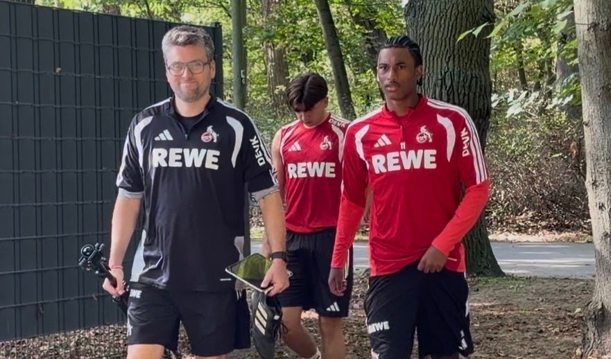 Tillmann Bockhorst (l.) und die FC-Profis Mikey Moore und Reigan Heskey.