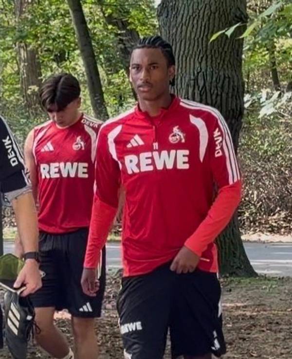 Tillmann Bockhorst (l.) und die FC-Profis Mikey Moore und Reigan Heskey.