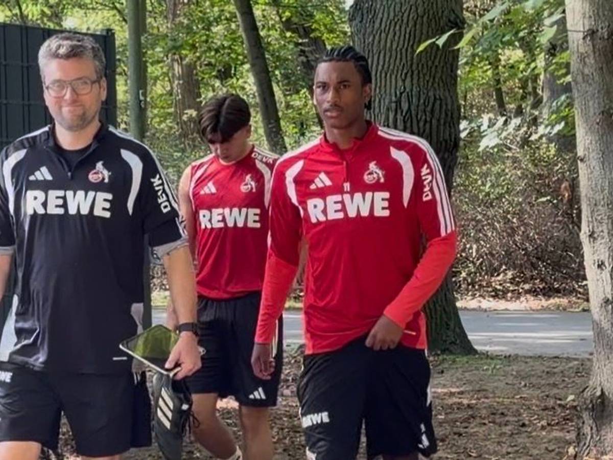 Tillmann Bockhorst (l.) und die FC-Profis Mikey Moore und Reigan Heskey.