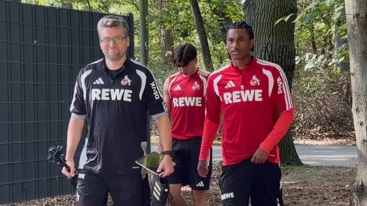 Tillmann Bockhorst (l.) und die FC-Profis Mikey Moore und Reigan Heskey.