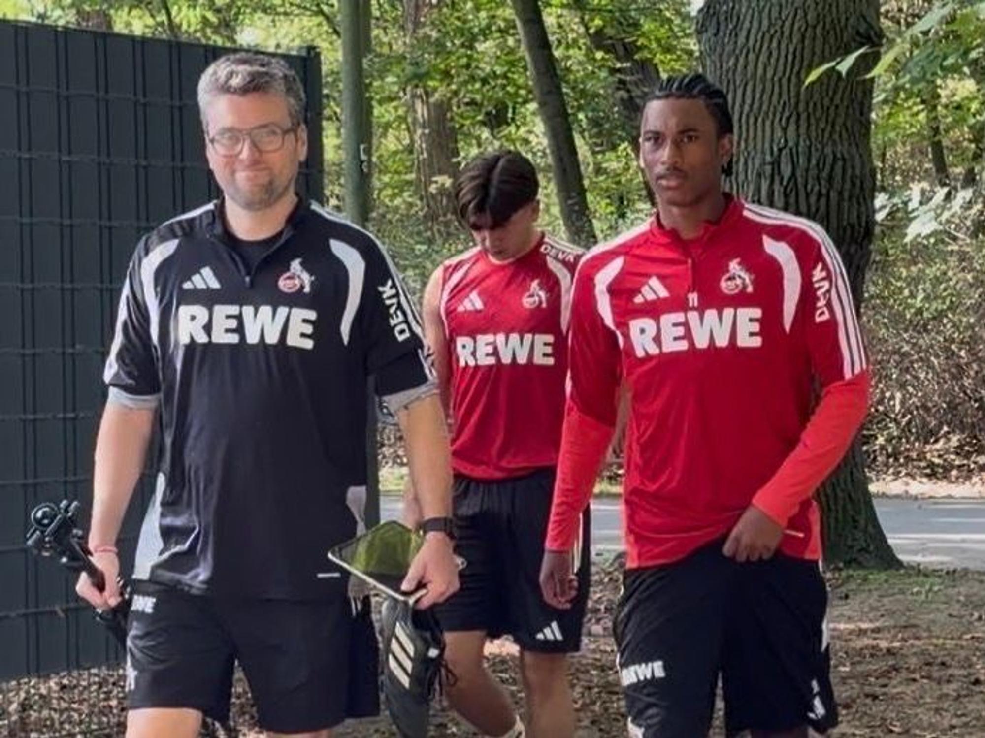 Tillmann Bockhorst (l.) und die FC-Profis Mikey Moore und Reigan Heskey.
