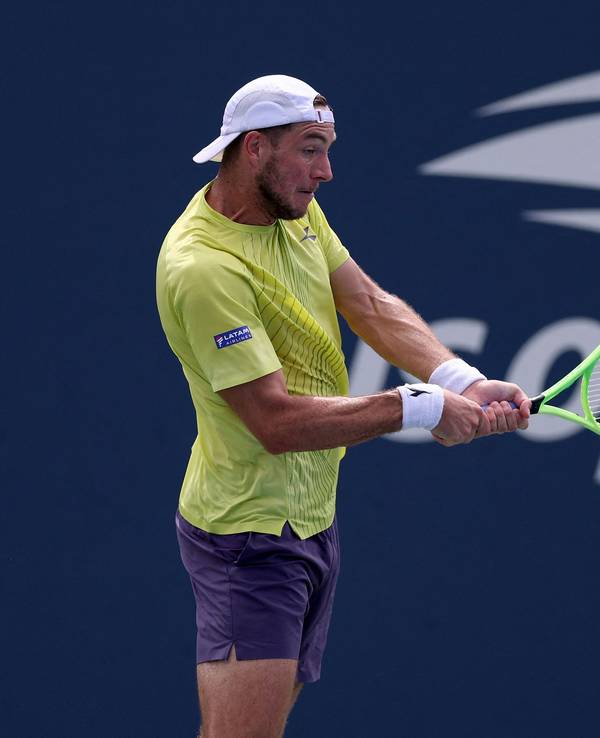 Jan-Lennard Struff schlägt eine Rückhand.