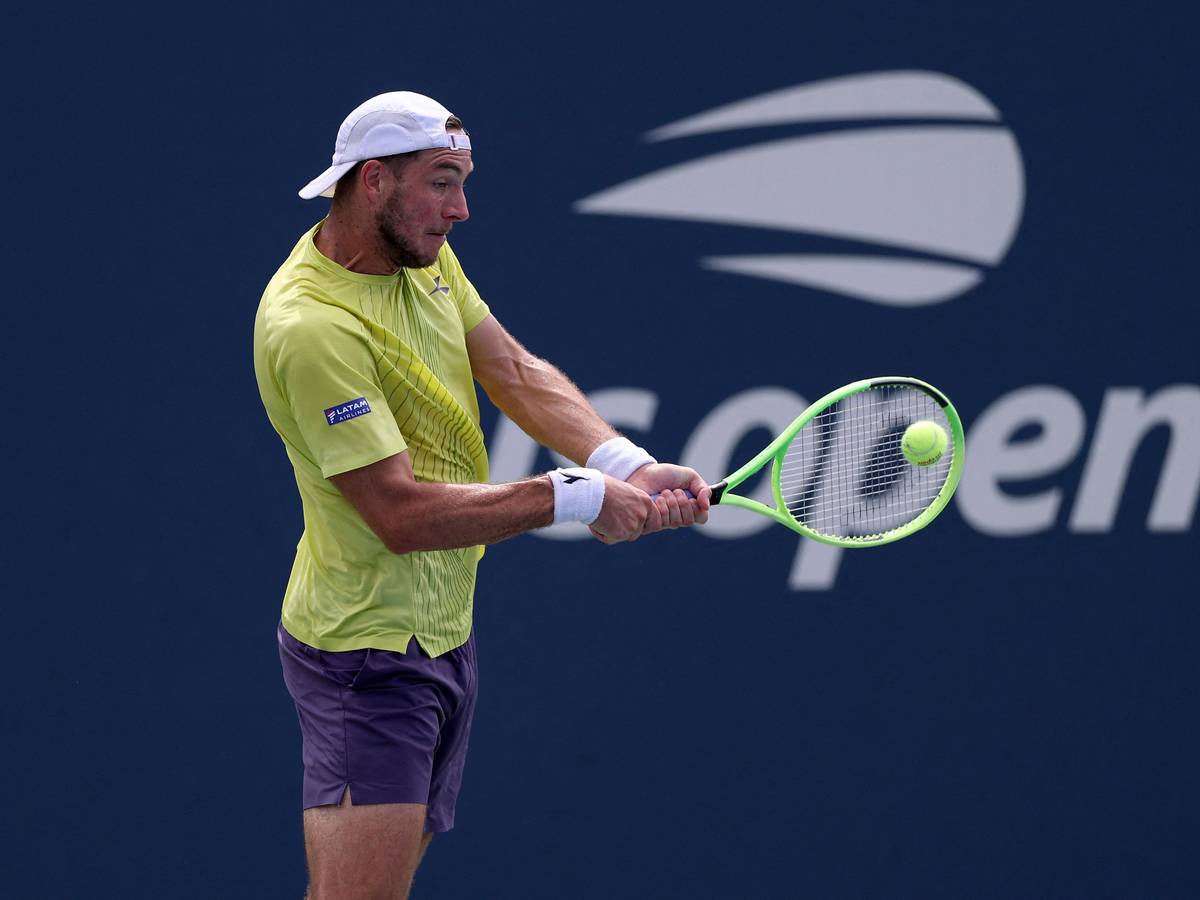 Jan-Lennard Struff schlägt eine Rückhand.
