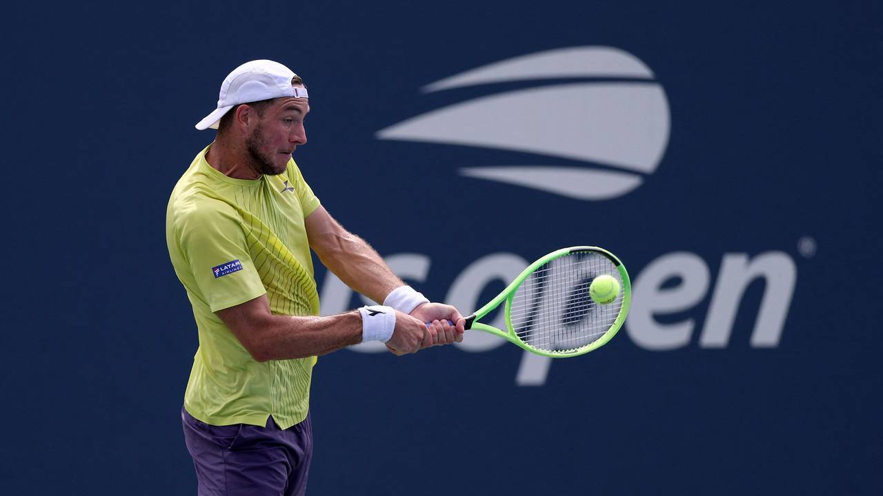 Jan-Lennard Struff schlägt eine Rückhand.