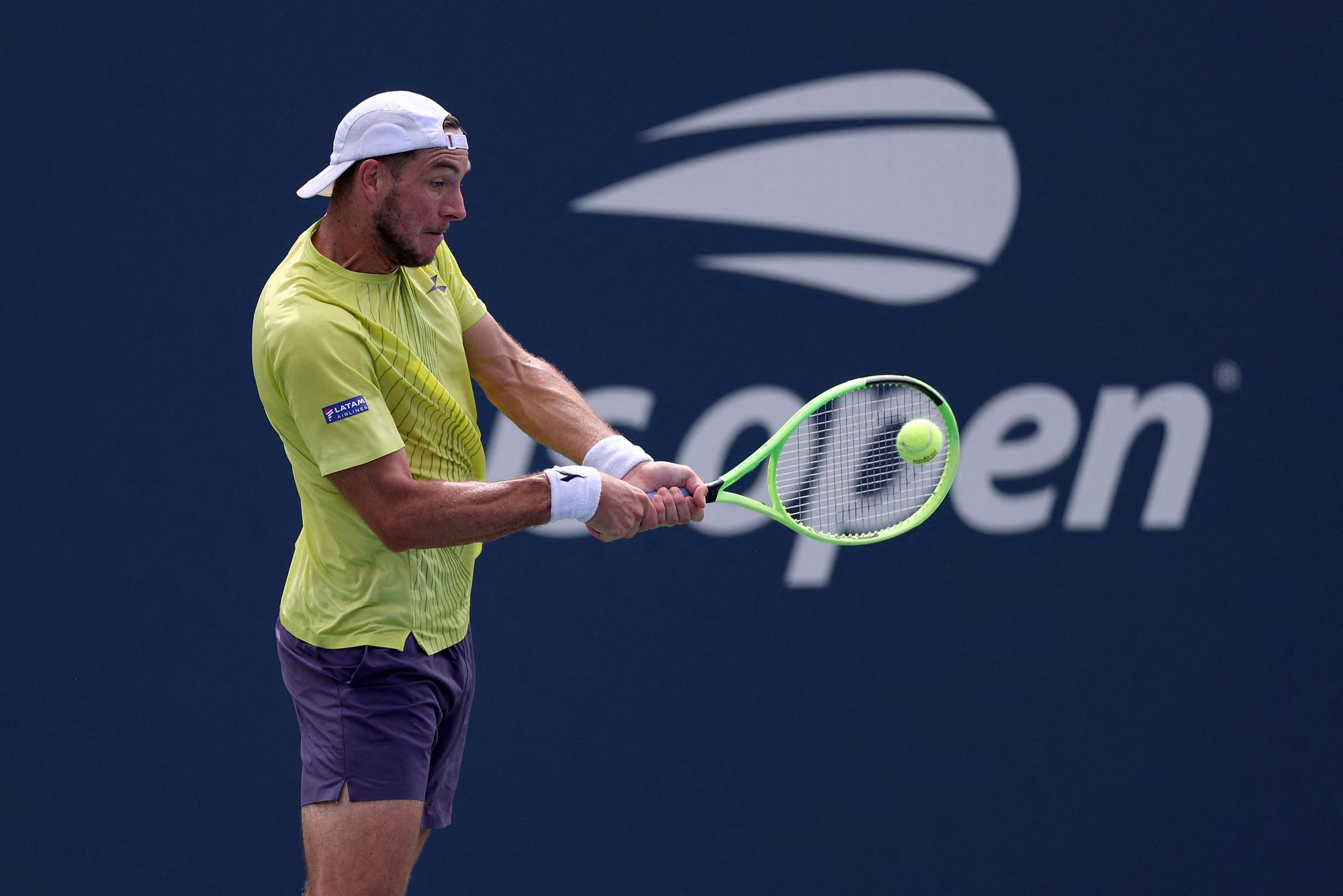 Jan-Lennard Struff schlägt eine Rückhand.