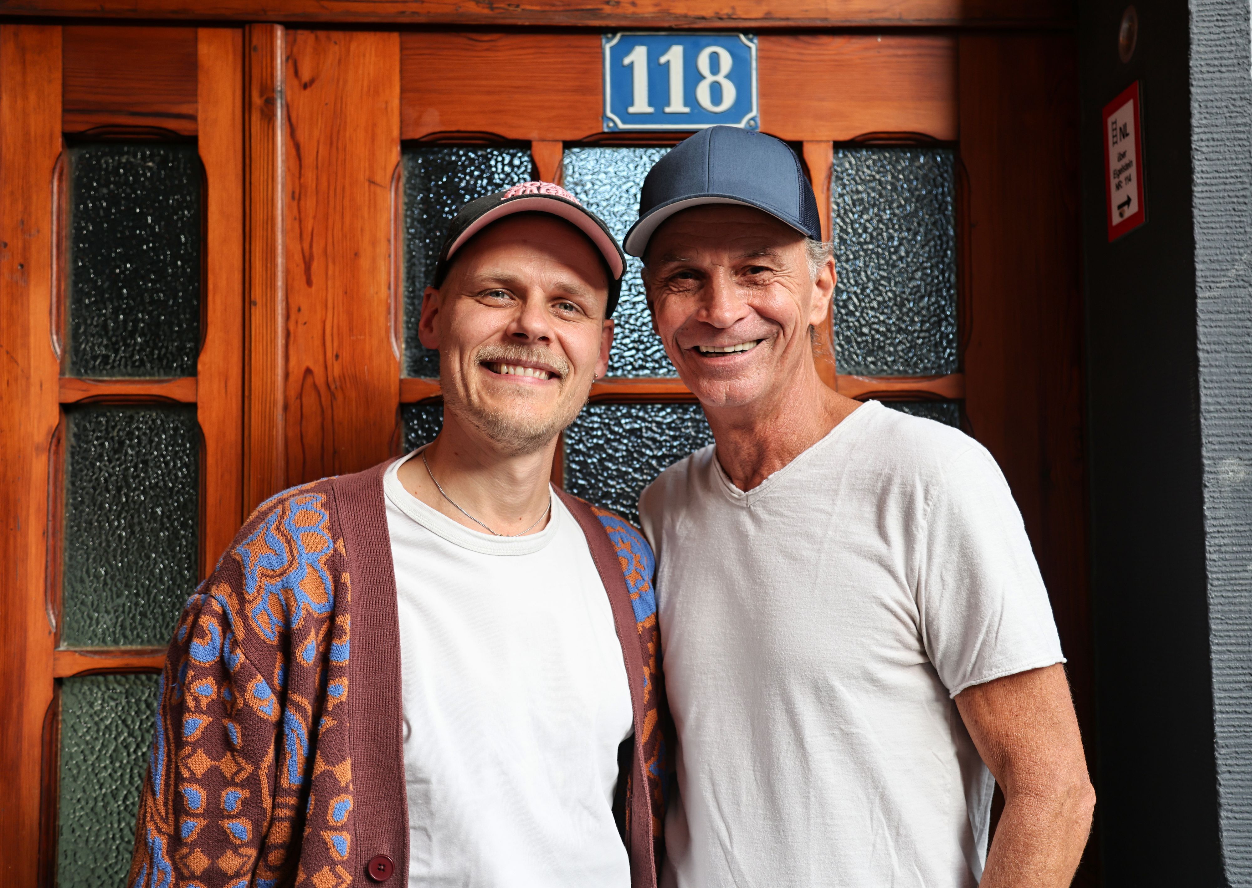 Peter Brings und Oliver Niesen stehen vor dem Lapidarium.