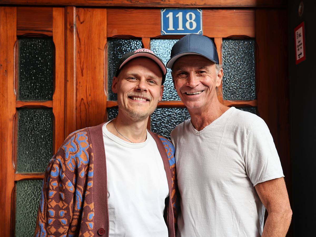Peter Brings und Oliver Niesen stehen vor dem Lapidarium.