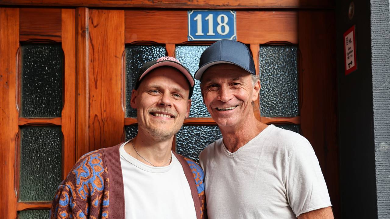 Peter Brings und Oliver Niesen stehen vor dem Lapidarium.