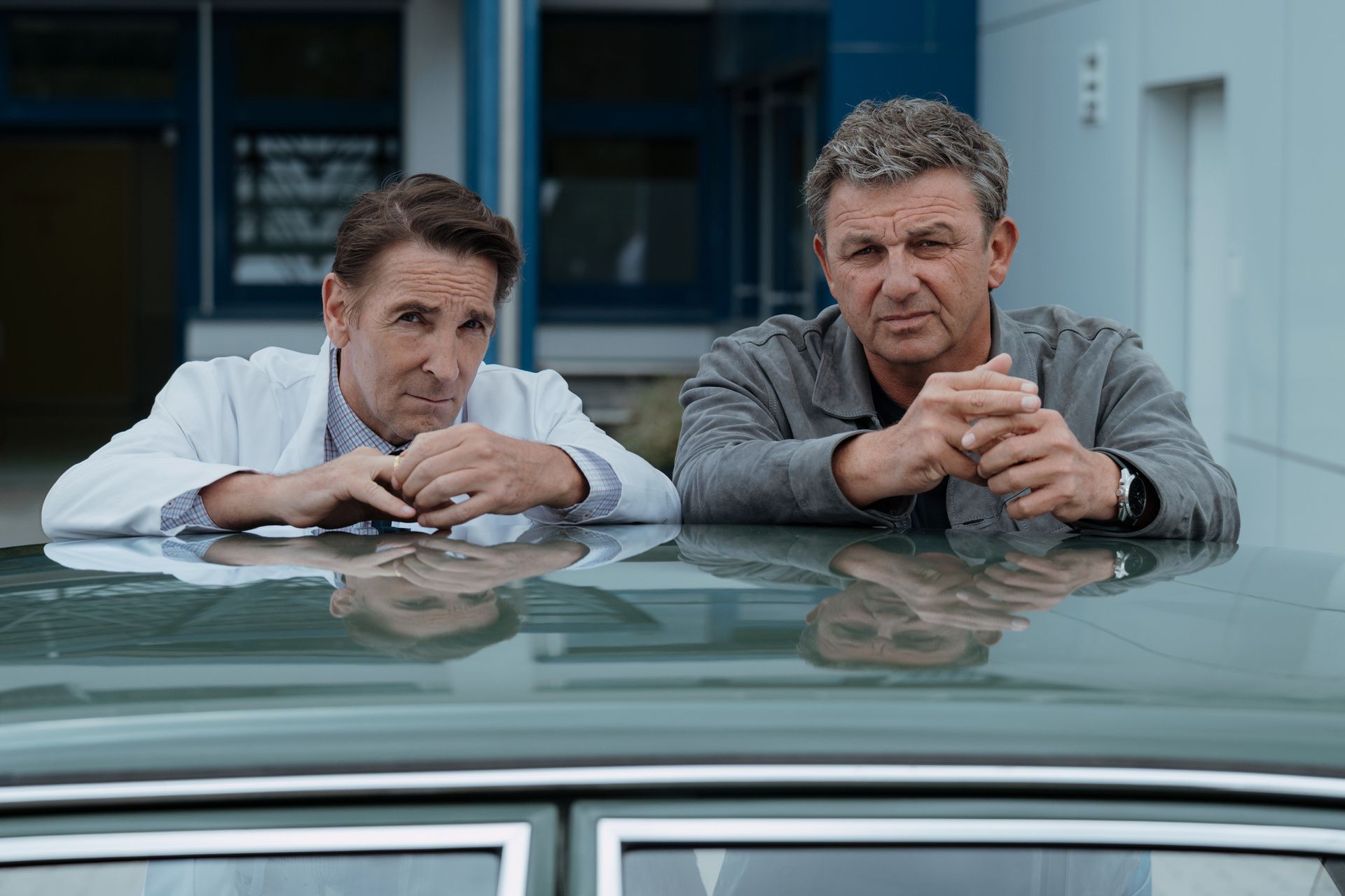 Beruflich und privat können sich Dr. Martin Gruber (Hans Sigl, r.) und Dr. Alexander Kahnweiler (Mark Keller, l.) aufeinander verlassen.