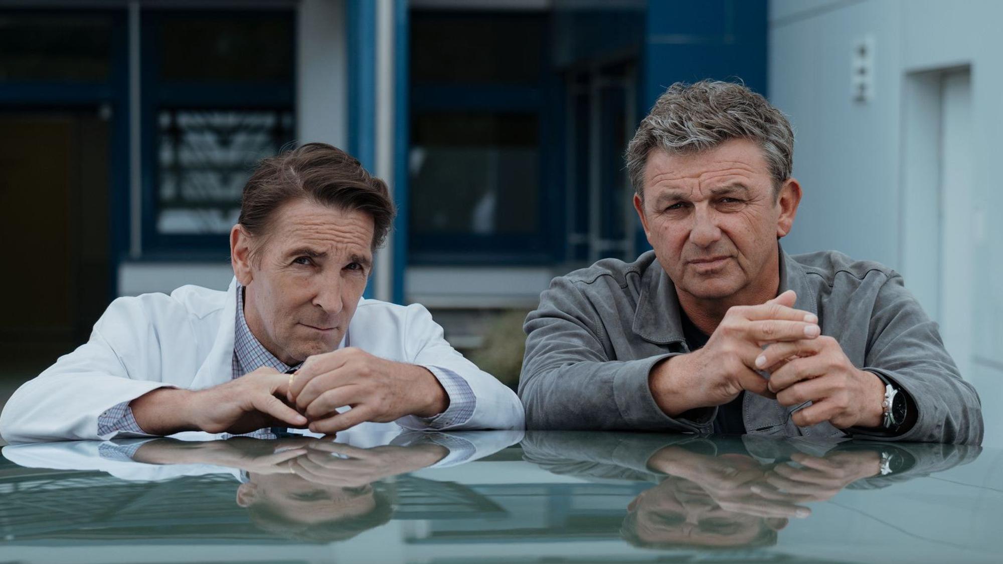 Beruflich und privat können sich Dr. Martin Gruber (Hans Sigl, r.) und Dr. Alexander Kahnweiler (Mark Keller, l.) aufeinander verlassen.