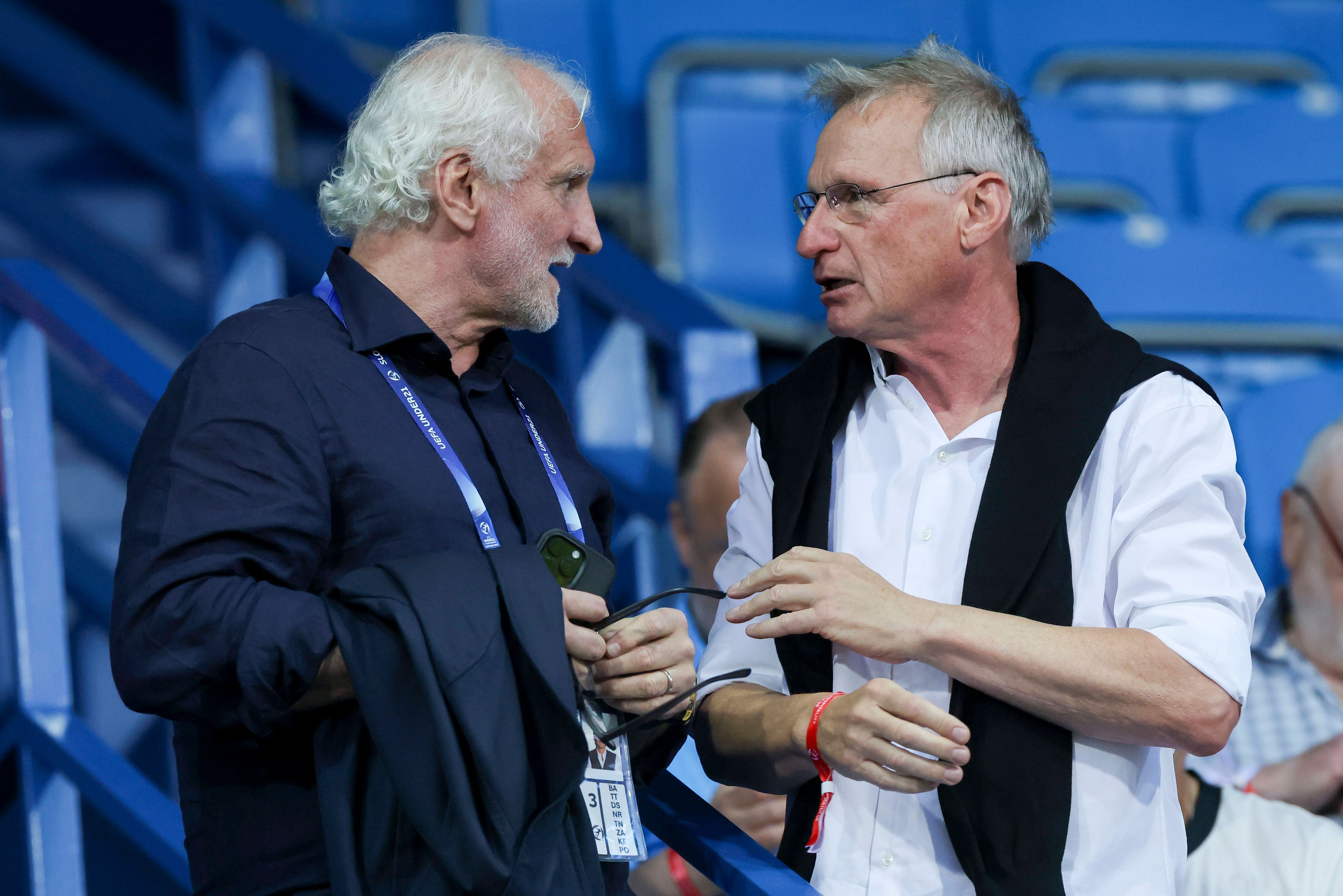 Michael Reschke spricht auf der Tribüne mit Rudi Völler.