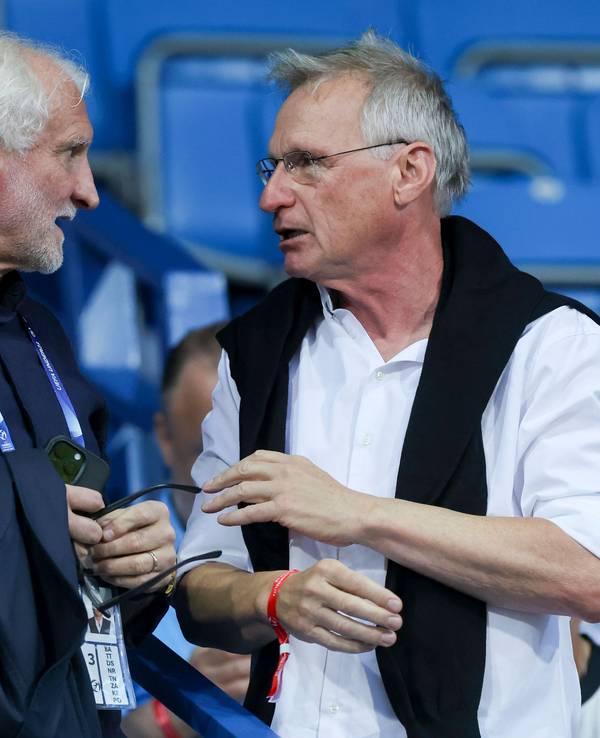 Michael Reschke spricht auf der Tribüne mit Rudi Völler.