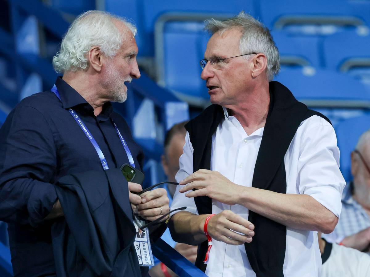 Michael Reschke spricht auf der Tribüne mit Rudi Völler.