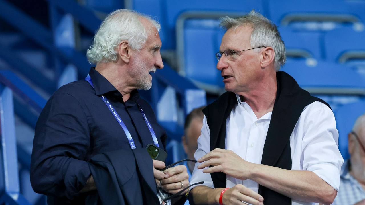 Michael Reschke spricht auf der Tribüne mit Rudi Völler.