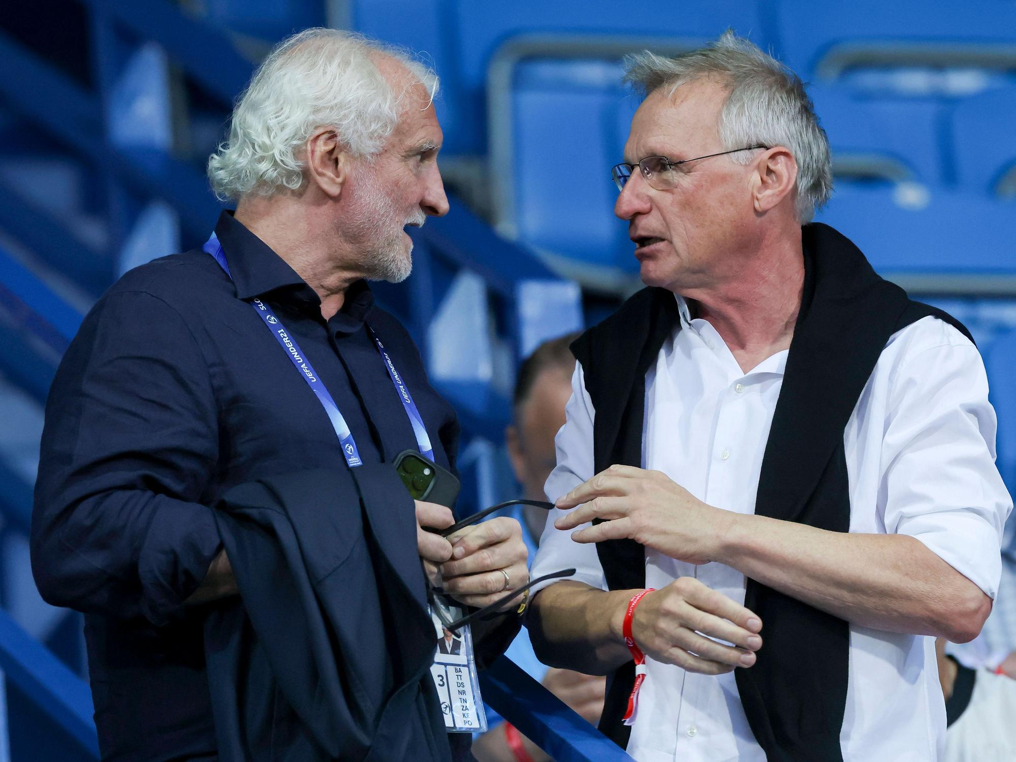 Michael Reschke spricht auf der Tribüne mit Rudi Völler.