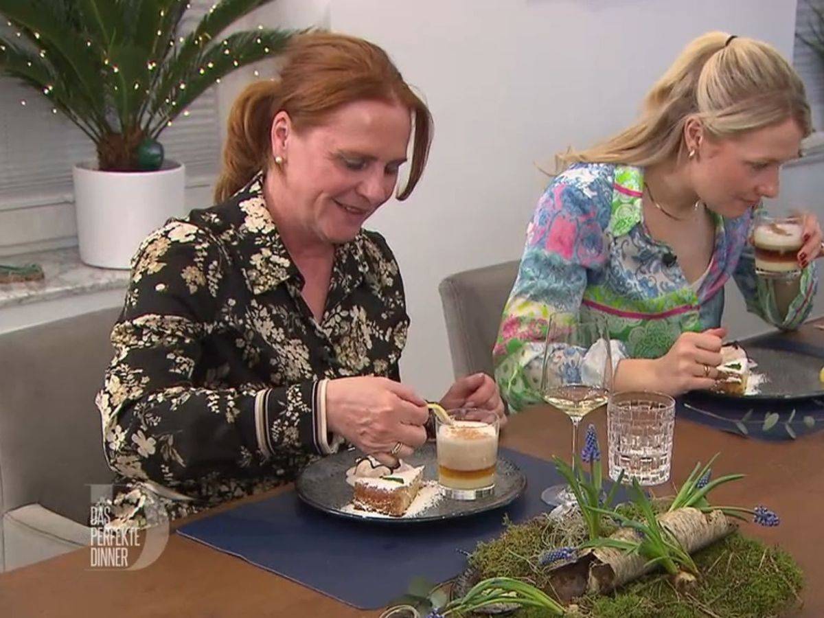Auf den Barraquito freut sich Maike (links) schon den ganzen Tag. Auch Franzi schmeckt es.
(Bild: RTL)